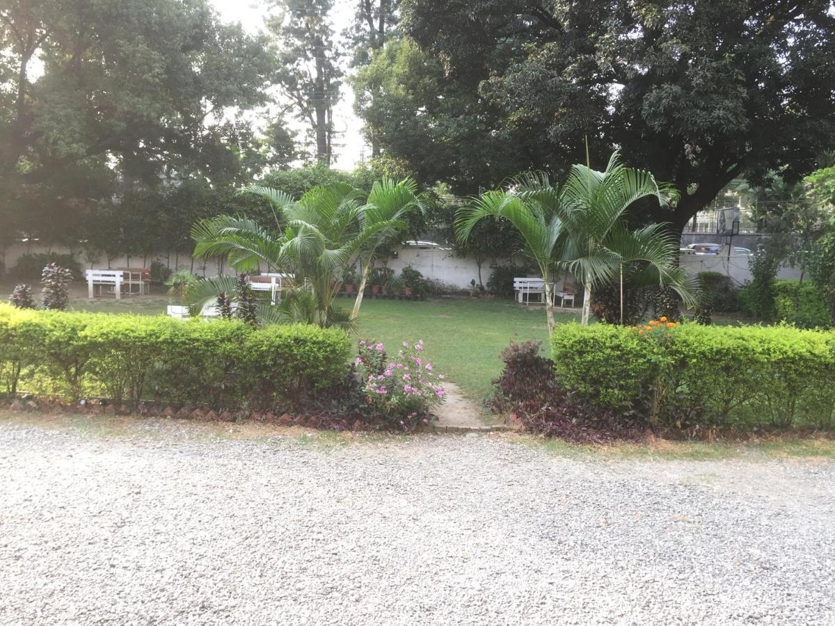 Hotel White House Dehradun Exteriör bild