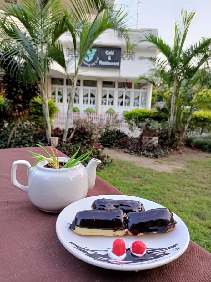 Hotel White House Dehradun Exteriör bild