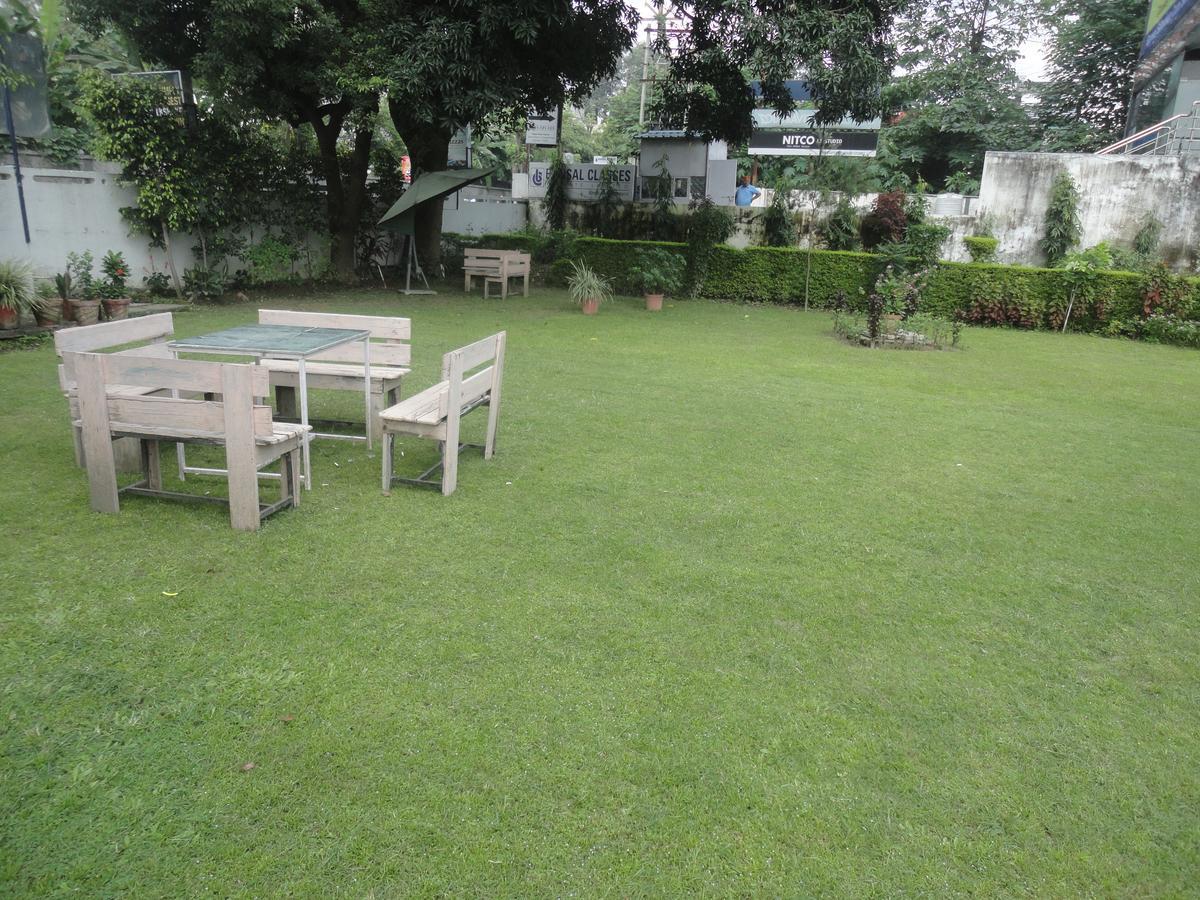 Hotel White House Dehradun Exteriör bild